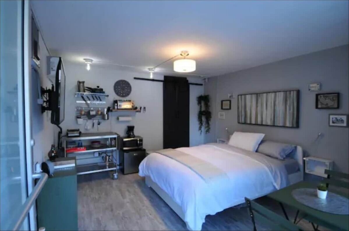 1 slaapkamer, een strijkplank/strijkijzer, wifi, beddengoed