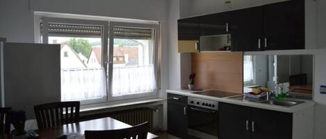 Appartement, 2 slaapkamers (Maximilian) | Privékeuken | Een koelkast, een oven, een koffiezetapparaat/waterkoker, een waterkoker
