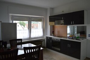 Departamento, 2 habitaciones (Maximilian) | Cocina privada | Refrigerador, horno, cafetera y tetera y tetera eléctrica 