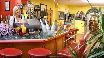 2 bars/lounges