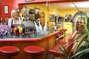 2 bars/lounges
