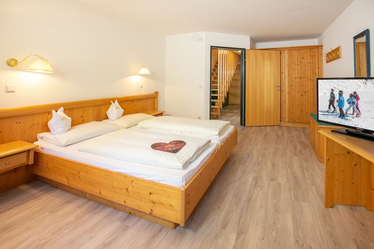 Appartement, 2 slaapkamers | Hypoallergeen beddengoed, donsdekens, een kluis op de kamer, een bureau
