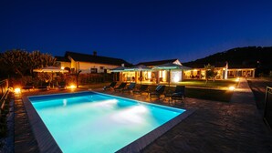 Seasonal outdoor pool, pool umbrellas, sun loungers - Dalmatian Pearls (Pasman)