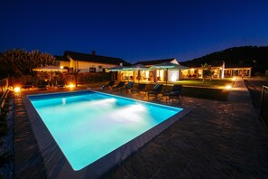 حمّام سباحة خارجي موسمي، مظلات على حمّام السباحة، مقاعد للتشمس