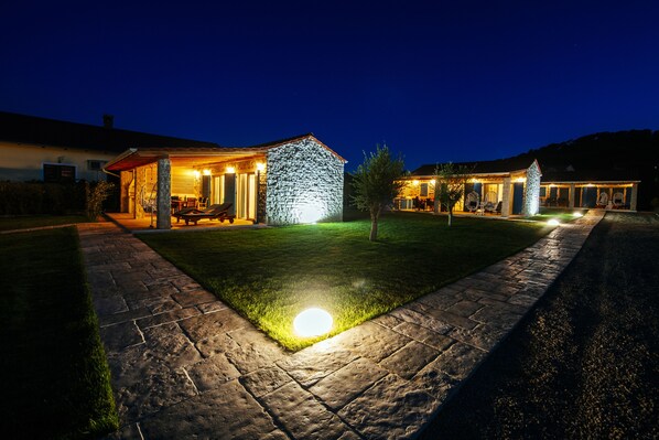 واجهة المنشأة - في المساء/الليل