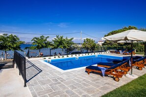 Seasonal outdoor pool, pool umbrellas, pool loungers - Dalmatian Pearls (Pasman)