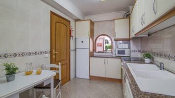 Frigorífico, microondas, horno y placa de cocina