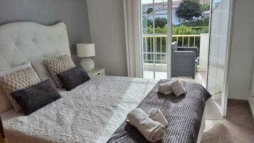 5 bedrooms, iron/ironing board, free WiFi, bed sheets