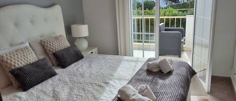 5 slaapkamers, een strijkplank/strijkijzer, gratis wifi, beddengoed