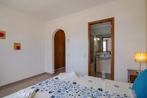 5 bedrooms, iron/ironing board, free WiFi, bed sheets