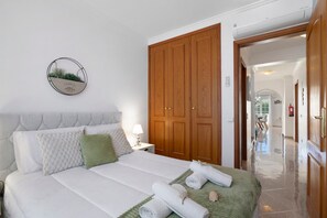 5 bedrooms, iron/ironing board, free WiFi, bed sheets