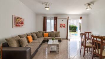 Televisie en een tafeltennistafel