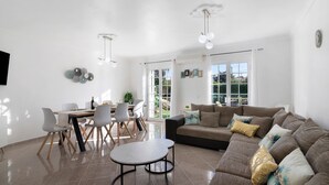 Un salon moderne comprenant un coin repas, un canapé et une table basse.