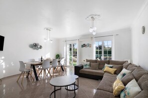 TV, table tennis - Villa "Sunshine" with Pool, Wi-Fi, Air Conditioning, 800m from the Beach (Olhos de Agua ,Albufeira)