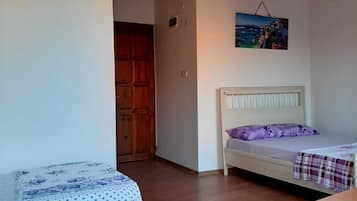 Standard Triple Room | Desk, free WiFi