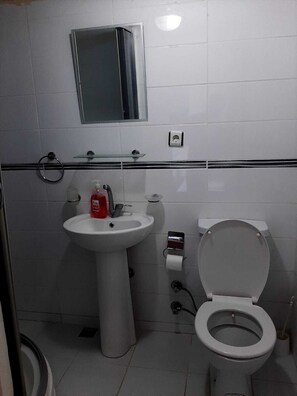 Shower, hydromassage showerhead, towels, soap - Kural Pansiyon (Ayvalik)