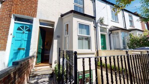 A residential building with a white facade, a blue door, and a green door. - Princes Street | Oxford Holiday Let | 3 Beds & Sleeps 6 (Oxford)