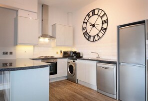 Kühlschrank, Mikrowelle, Ofen, Herdplatte