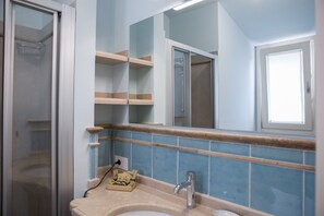 Standard Double Room | Bathroom | Shower, hair dryer, bidet, towels - B&B Borgo Marinaro (Porto San Giorgio)