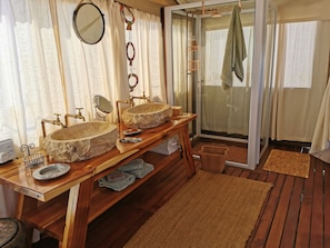 Tente Luxe | Salle de bain | Douche, articles de toilette gratuits, serviettes fournies, savon