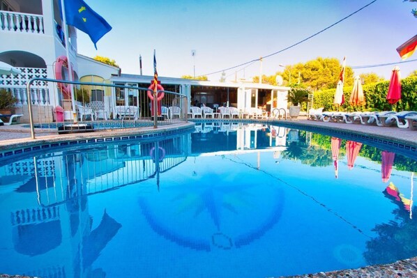 Una piscina al aire libre