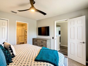 6 bedrooms, iron/ironing board, travel crib, WiFi - Disney 6BR Windsor Hillas Villa-Game Rm & Pool/Spa (Kissimmee)