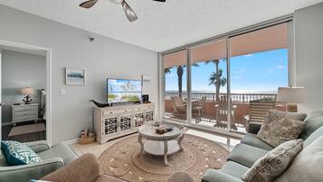 Een smart-tv, tafelvoetbal, een tafeltennistafel en boeken