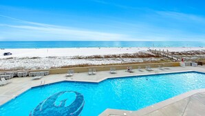 Una piscina con vista sulla spiaggia e sull'oceano.