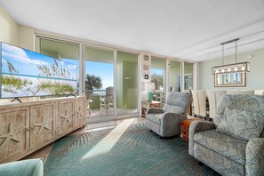 TV connectée, lecteur de DVD, baby-foot, table de tennis de table