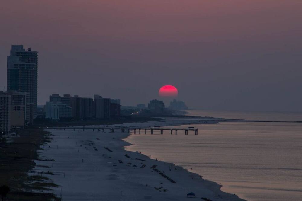 Tradewinds 102 - Cozy Beachfront 1bed\/2bath-Pool Open-steps to the Beach
