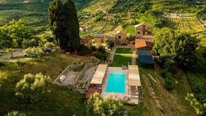 A villa with a swimming pool, surrounded by lush greenery and hills. - Le Querce Farmhouse (Agropoli)