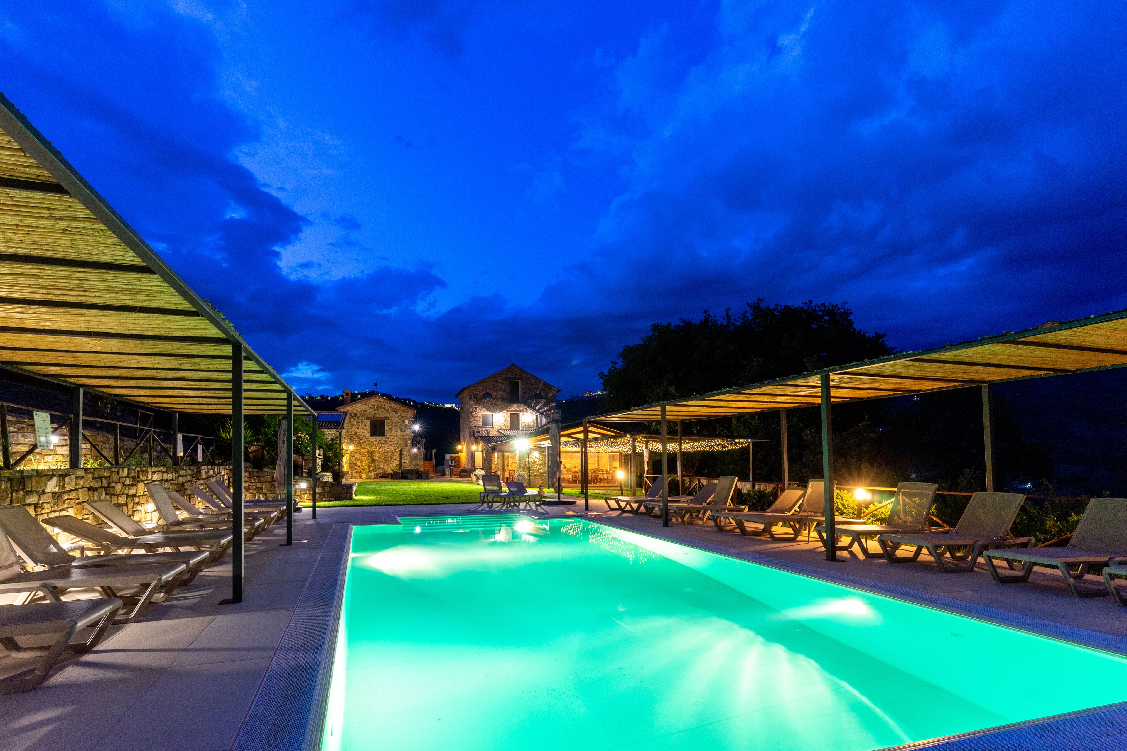 Piscina externa sazonal, guarda-sóis, espreguiçadeiras