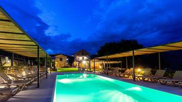 Piscina externa sazonal, guarda-sóis, espreguiçadeiras