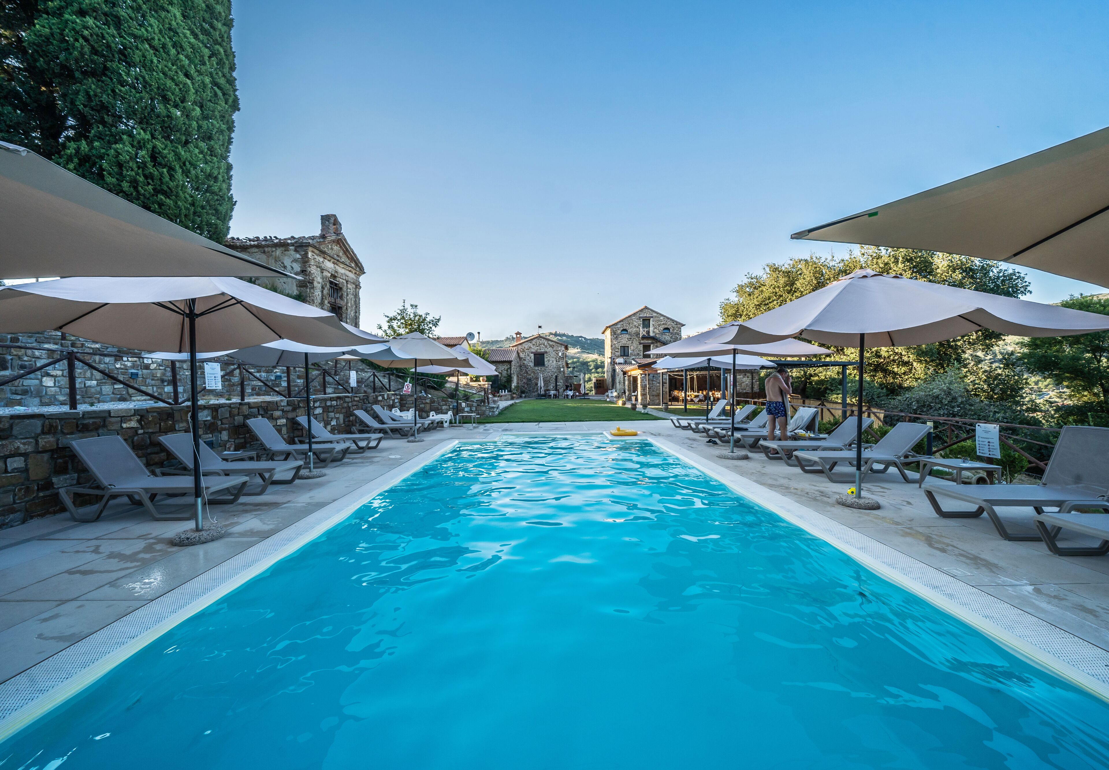 Außenpool (je nach Saison geöffnet), Sonnenschirme, Liegestühle