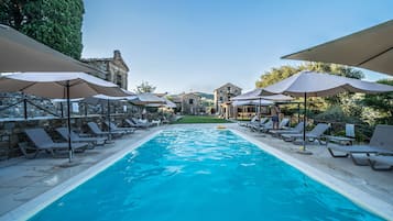 AuĂenpool (je nach Saison geöffnet), Sonnenschirme, LiegestĂŒhle