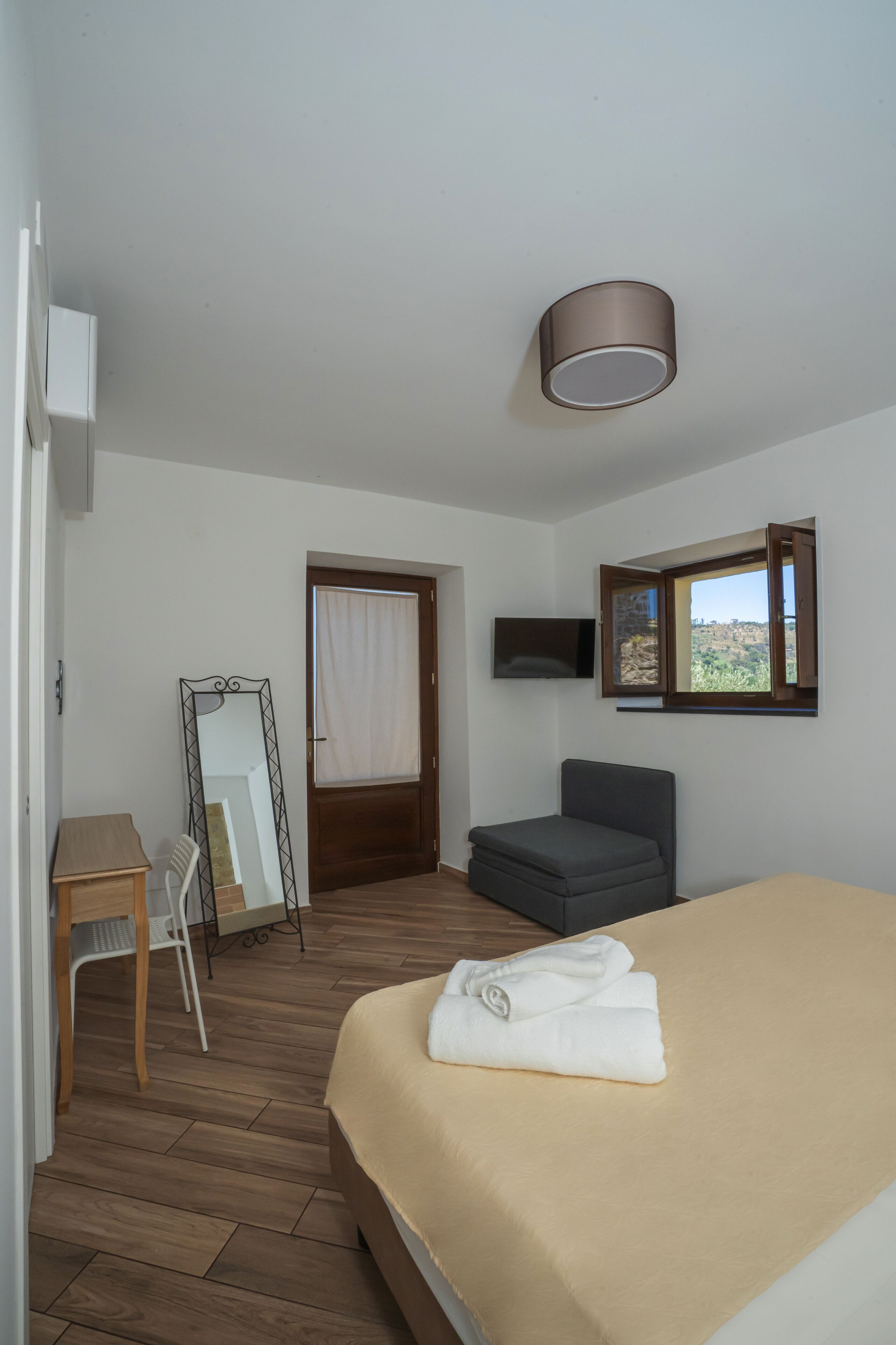 Minibar, escritorio, insonorización y wifi gratis 