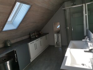 Een bad, handdoeken, toiletpapier