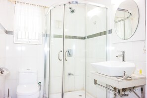 Deluxe Room, 1 Bedroom, Ground Floor | Bathroom | Shower, rainfall showerhead, towels