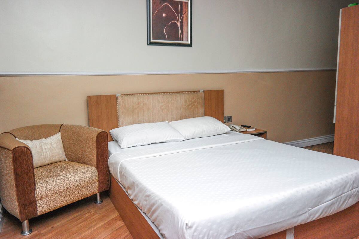 Deluxe Room, 1 Bedroom, Ground Floor | Egyptian cotton sheets, premium bedding, desk, laptop workspace