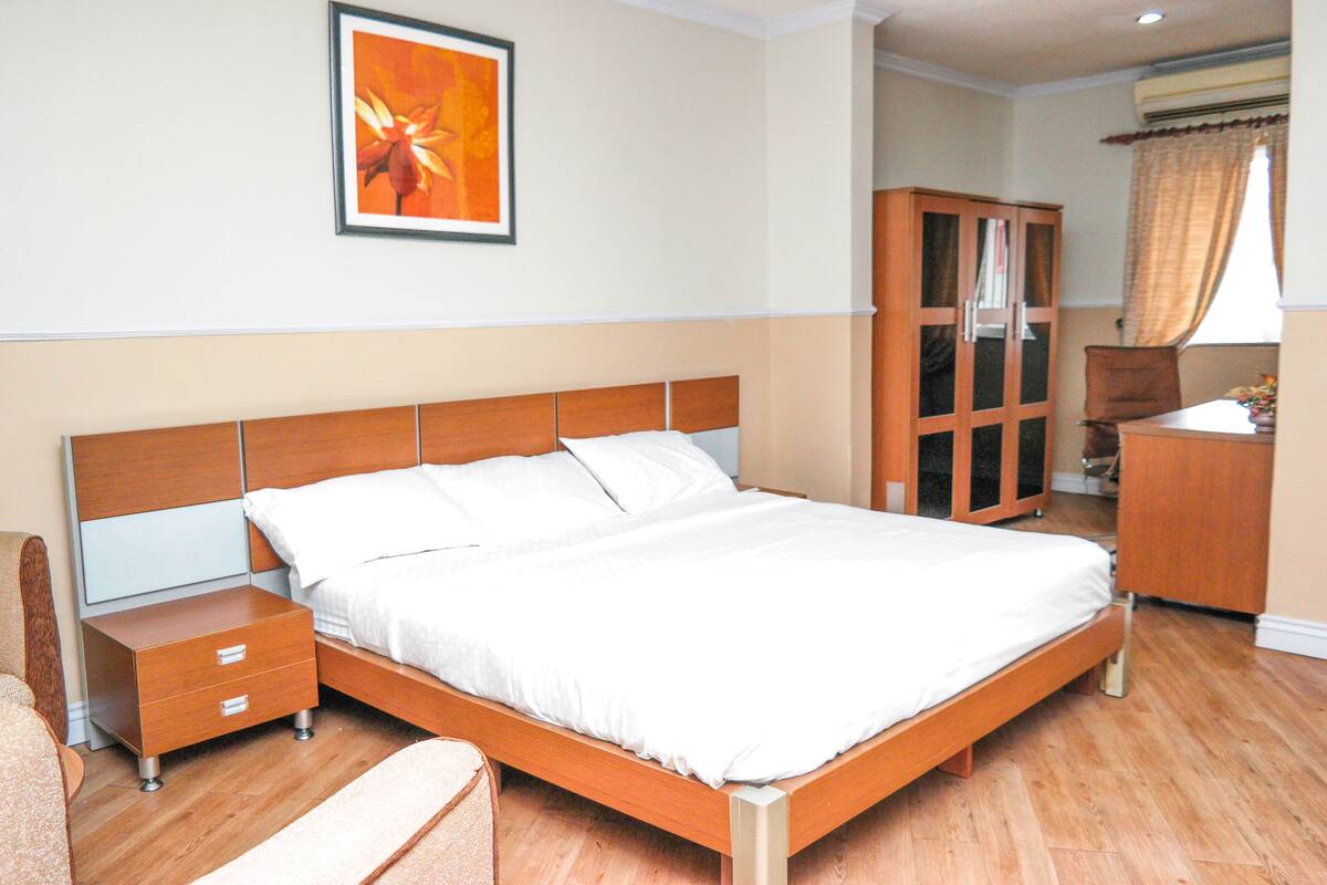 Grand Room, 1 Bedroom, Ground Floor | Egyptian cotton sheets, premium bedding, desk, laptop workspace