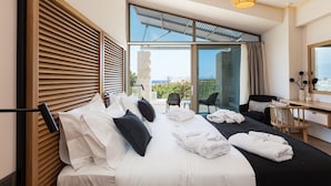 Una habitación de hotel moderna con una cama grande, un escritorio y vistas a la ciudad.