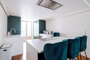 Kjøleskap, mikrobølgeovn, ovn og kokeplater