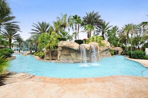 Utendørsbasseng og et oppvarmet basseng