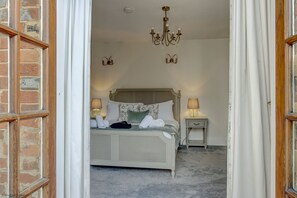 3 bedrooms, desk, iron/ironing board, WiFi