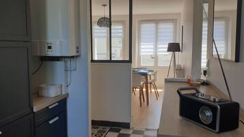 Een koelkast, een microgolfoven, een oven, een kookplaat