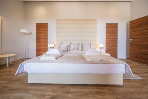 6 chambres, coffre-fort, bureau, fer et planche à repasser