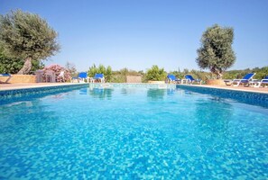 Een binnenzwembad, een buitenzwembad