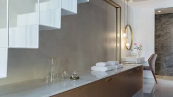 Duplex suite with spa bath (Morganite) | Zona de estar | Una televisión de pantalla plana