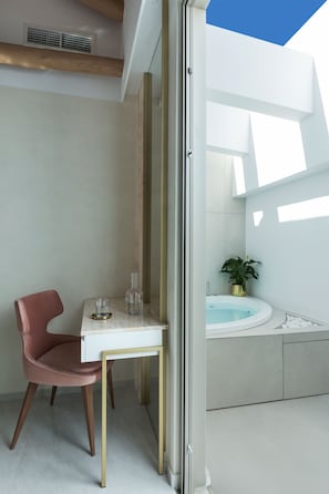 Honeymoon suite with spa bath (Sunstone) | Bañera de hidromasaje privada