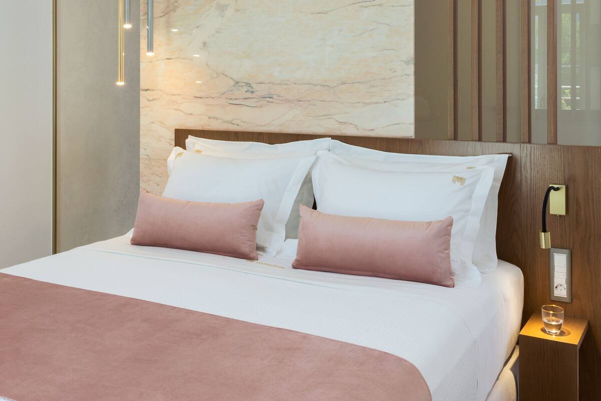 Junior Suite (Rose Quartz) | 1 bedroom, hypo-allergenic bedding available, in-room safe, desk